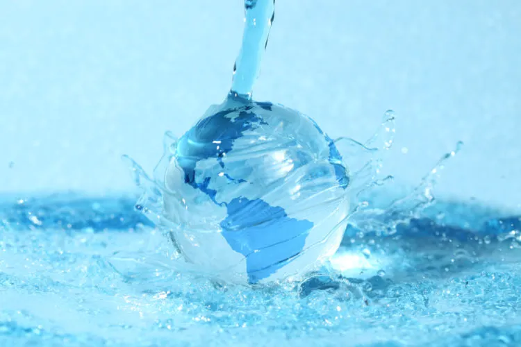 água caindo em um globo